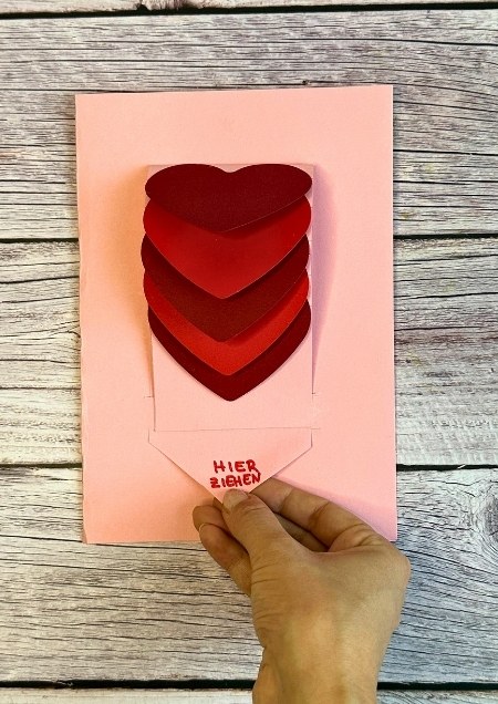 Grusskarte aus Tonpapier zu Valentinstag oder Muttertag