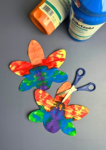 Klatschbild Blume mit Fingerfarbe und Schere