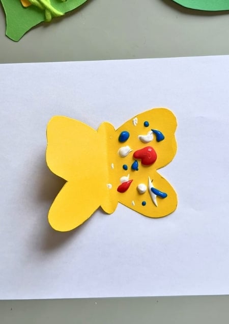 Vorbereitung Klatschbild Schmetterling Kleckse mit Fingerfarbe