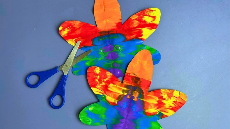 Klatschbild mit Fingerfarbe, Motiv Blume