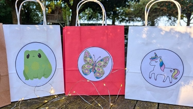 Laternen, die aus Papiertüten gebastelt wurden
