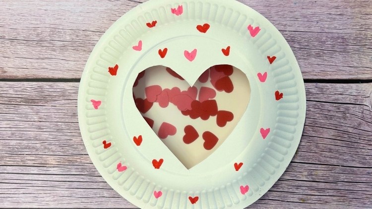 Bastelidee zum Valentinstag oder zum Muttertag aus 2 Papptellern mit Herzen verziert.