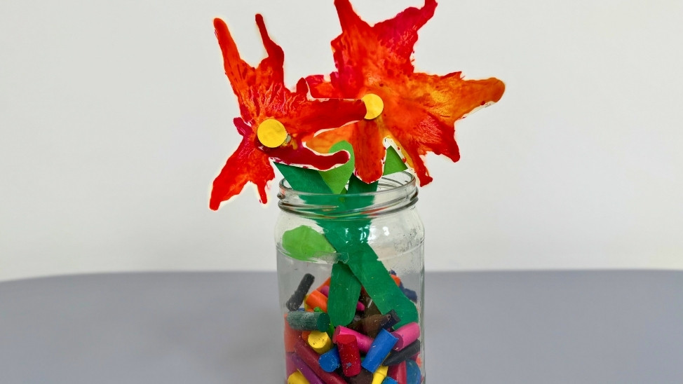 Blume aus Wachsmalstiftresten