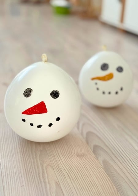 Wackelnder Schneemann Luftballon, gefüllt mit einer Murmel