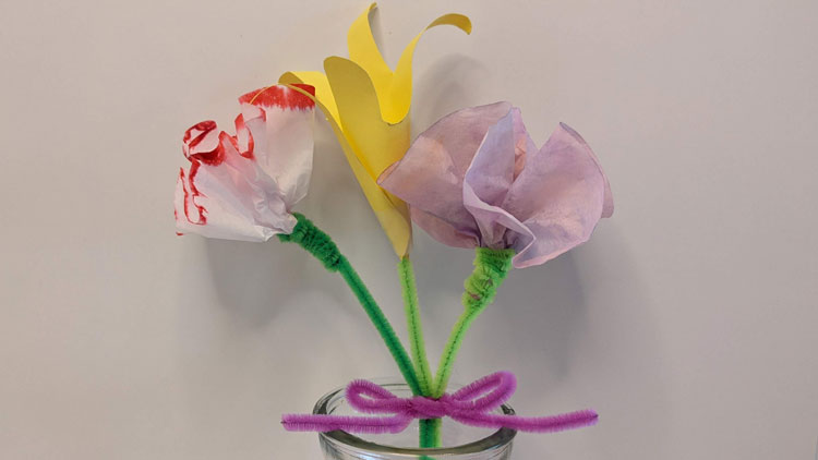 Blumen aus einem Kaffeefilter gebastelt - nach einer Idee aus dem Betzold-Blog.