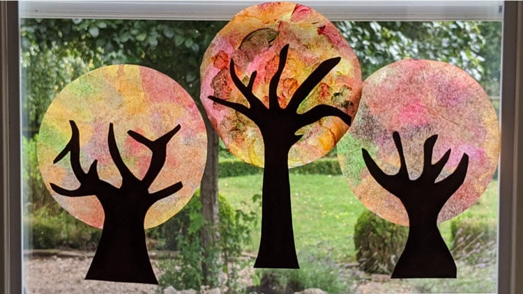 Fensterbild Herbstbaum aus einem Kaffeefilter und Tonpapier, bemalt mit Fingerfarben von betzold.de