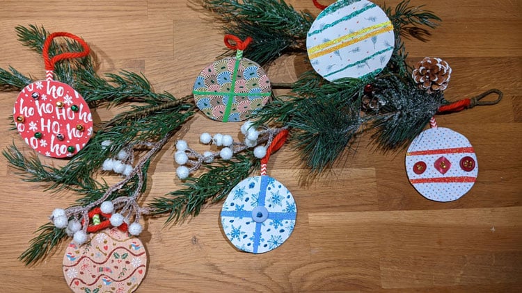 Weihnachtskugeln aus Wellpappe gebastelt und mit Glitzerkleber aus dem Betzold Online-Shop verziert.