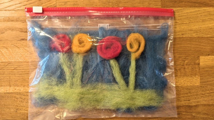 Bild aus Filzwolle wird in einer Plastiktüte gewalkt