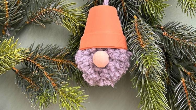 Gebastelter Wichtelkopf aus einem Tontopf und einem Pompon.
