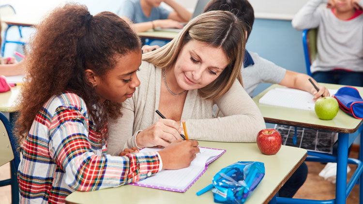 Lehrerin hilft Schülerin