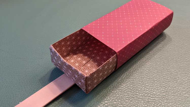 Eine selbstgebastelte Origami-Box kann ebenfalls als Geschenkverpackung verwendet werden.