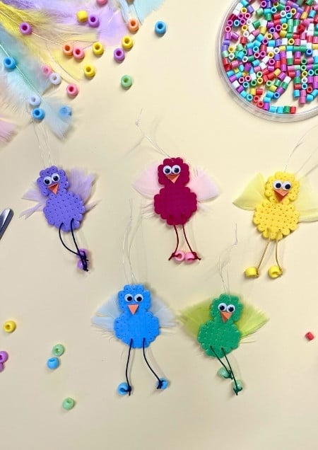 Huhn aus Bügelperlen, das Flügel aus flauschigen Federn hat