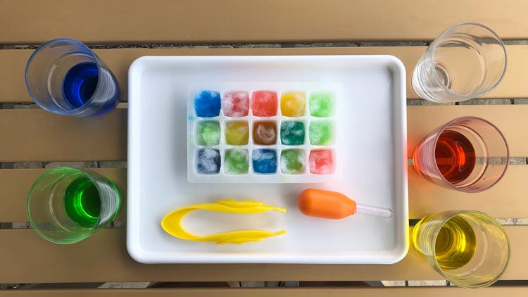 Übung aus dem Betzold Blog zur Farbenlehre im Kindergarten  mit Pipetten und buntem Wasser