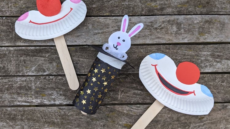 Bastelideen für Zirkusprojekte in Kindergarten und Kita gibt es viele, die Clownsnase am Holzstiel gehört dazu.