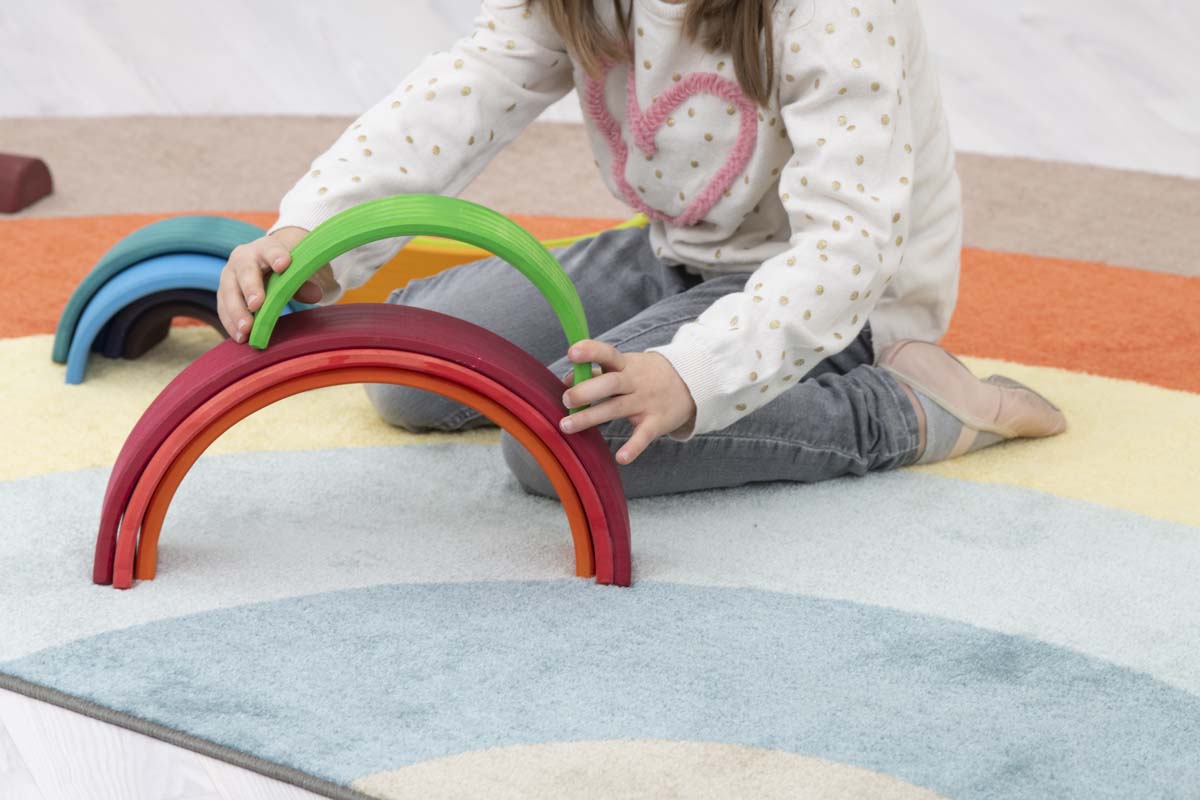 Betzold Regenbogenteppich Betzold Regenbogenteppich mit Betzold Regenbogen und spielendem Mädchen