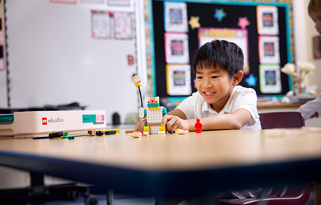 LEGO® Education Naturwissenschaften 5+ Kind spielt mit LEGO® Education Naturwissenschaften Klasse 1-2