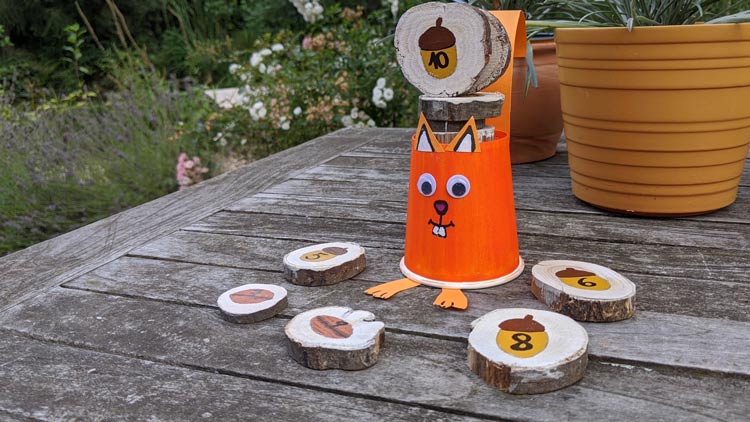 Eichhörnchen Stapelspiel mit Holzscheiben von betzold.de gebastelt.