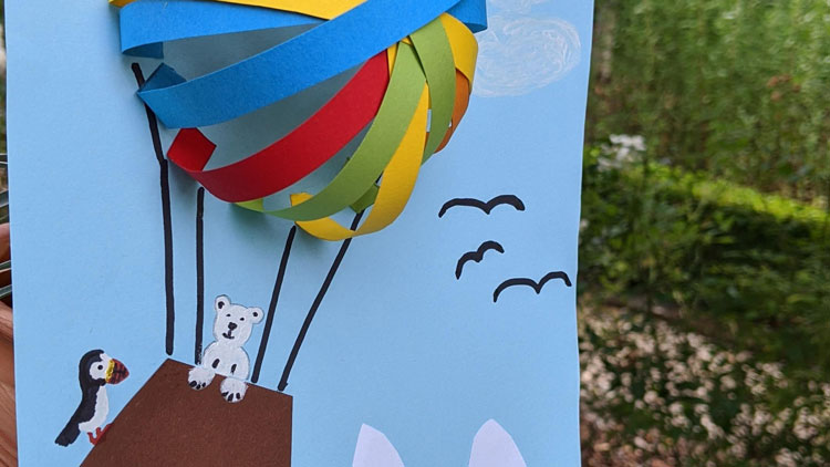 Eisbär in einem Heissluftballon aus Tonpapier.