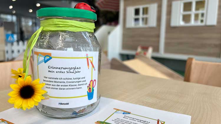 Ein Erinnerungsglas als Abschiedsgeschenk von der Kindergartenzeit für die angehenden Primarschulkinder.