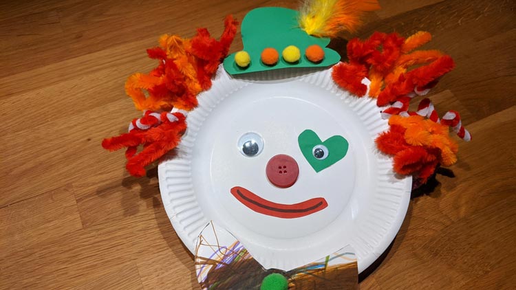 Clown aus Pappteller gebastelt - mit Bastelmaterial von Betzold.