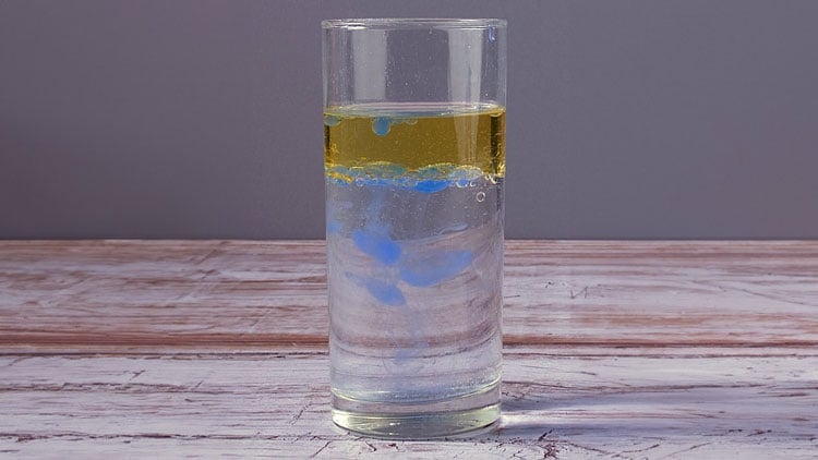 Wasserflasche mit Öl und Farbe