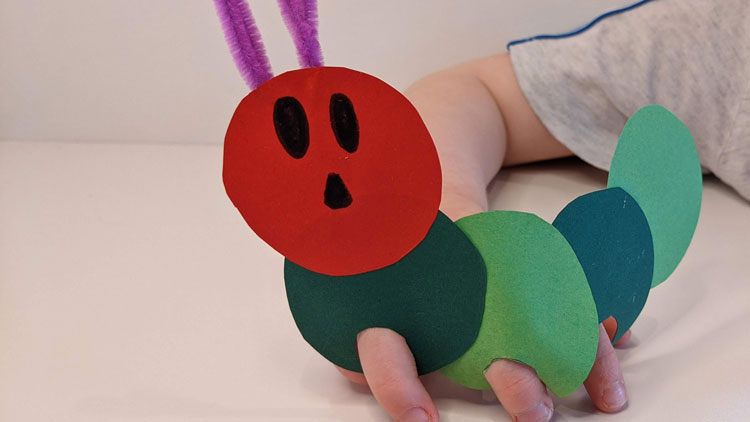Fingerpuppen-Raupe mit Tonpapier aus dem Betzold Online-Shop gebastelt.