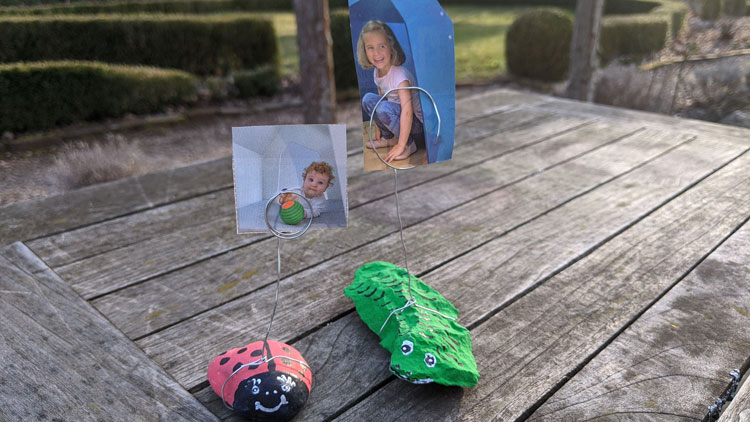 Fotohalter aus einem Stein gebastelt und mit Farbe aus dem Betzold Online-Shop bemalt.