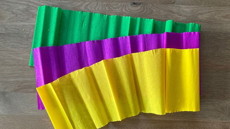 Krepppapierstreifen in drei Farben