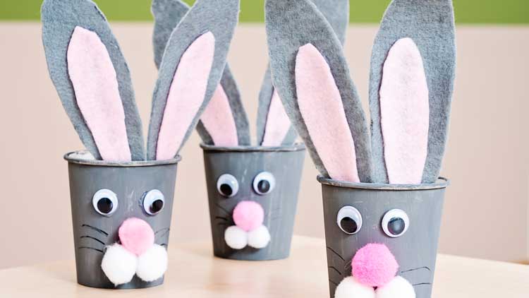 Osterhasen aus Pappbechern gebastelt