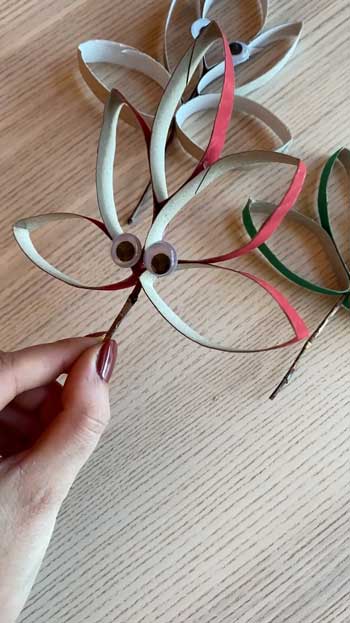 Papprollen und Heisskleber viel mehr ist nicht notwendig, um diese niedlichen Herbstblätter zu basteln.