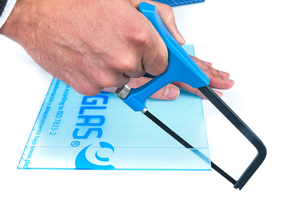DIY-Hologramm - Plexiglas wird in Form gesägt