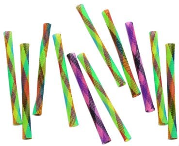 grüne-bunte und pink-bunte Hüpfröhren auf weissem Hintergrund