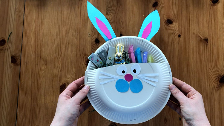 Hase aus zwei Papptellern, gebastelt mit Material aus dem Betzold Online-Shop.