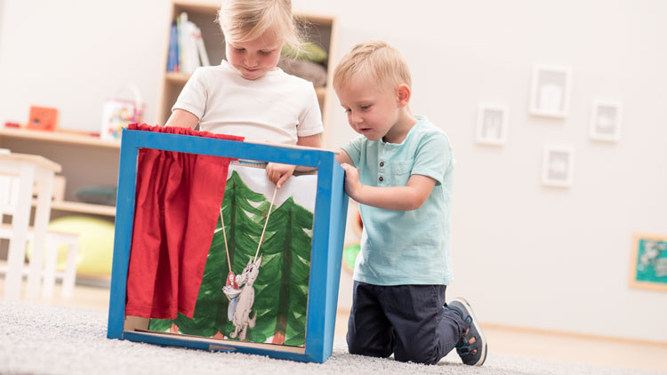 Aus altern Kartonagen schnell ein Theater basteln, mit Material aus dem Betzold Online-Shop.