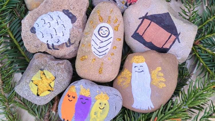 Ein DIY Krippenspiel kann aus grossen Kieselsteinen und Fingerfarbe auch von kleineren Kindern gebastelt werden.