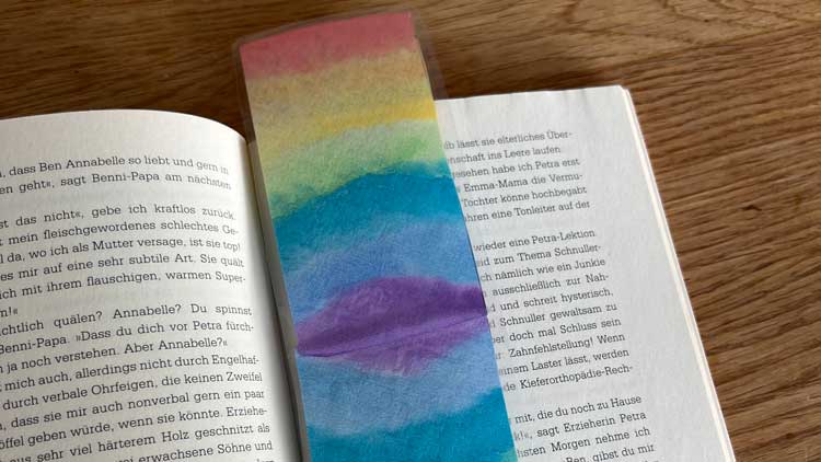 Mit Filterpapier und Wasserfarben lässt sich ein schnelles und buntes Lesezeichen basteln.