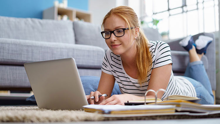 Lehrerin arbeitet am Laptop