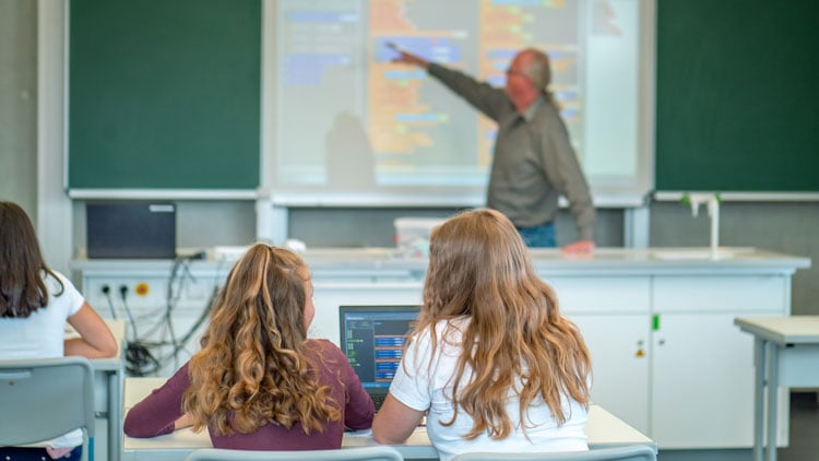 Lehrer arbeitet mit interaktiver Tafel