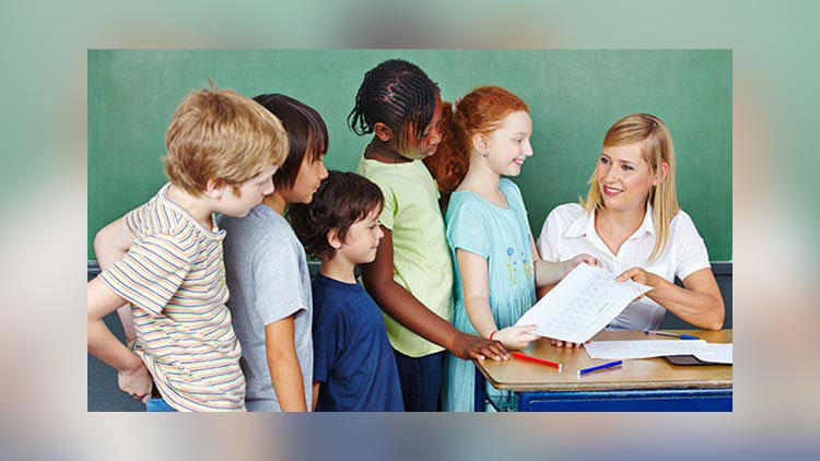 Lehrerin gibt Klassenarbeiten zurück
