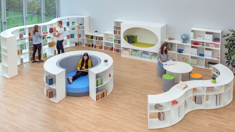 Schüler lesen in Leseecke.