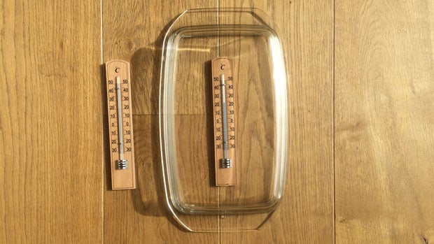 Thermometer in und neben Glasform