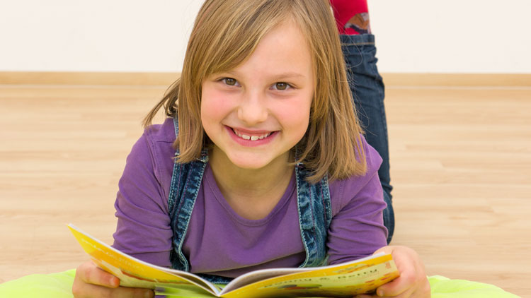 Kind liest in Buch