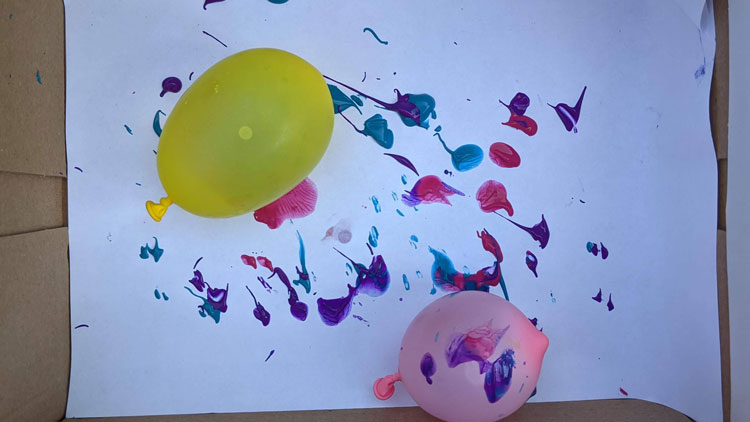 Mit Luftballons und Fingerfarbe aus dem Betzold Shop lassen sich bunte Kunstwerke durch das Rollen der Ballons durch die Farbe erreichen-.