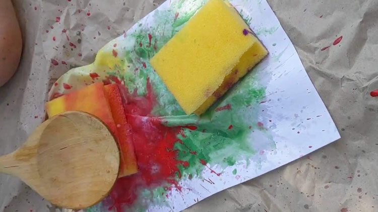 Malvergnügen garantiert mit Hammer und Fingerfarbe mit Schwämmen.