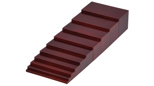 Braune Treppe auf weissem Hintergrund