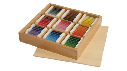 Farbtafeln Montessori auf weissem Hintergrund
