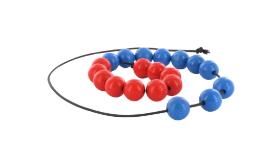 Rechenkette mit roten und blauen Perlen Rechenkette mit roten und blauen Perlen