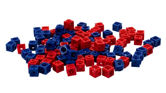 Steckwürfel in rot und blau Steckwürfel in rot und blau zu einem geometrischen Körper geformt