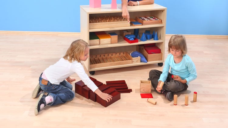 Montessoriwagen mit Kindern