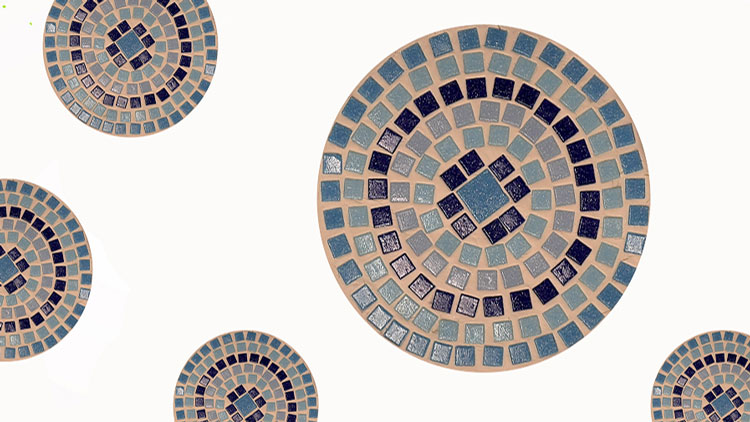 Untersetzer aus Mosaiksteinen gebastelt, mit Material aus dem Betzold Online-Shop.
